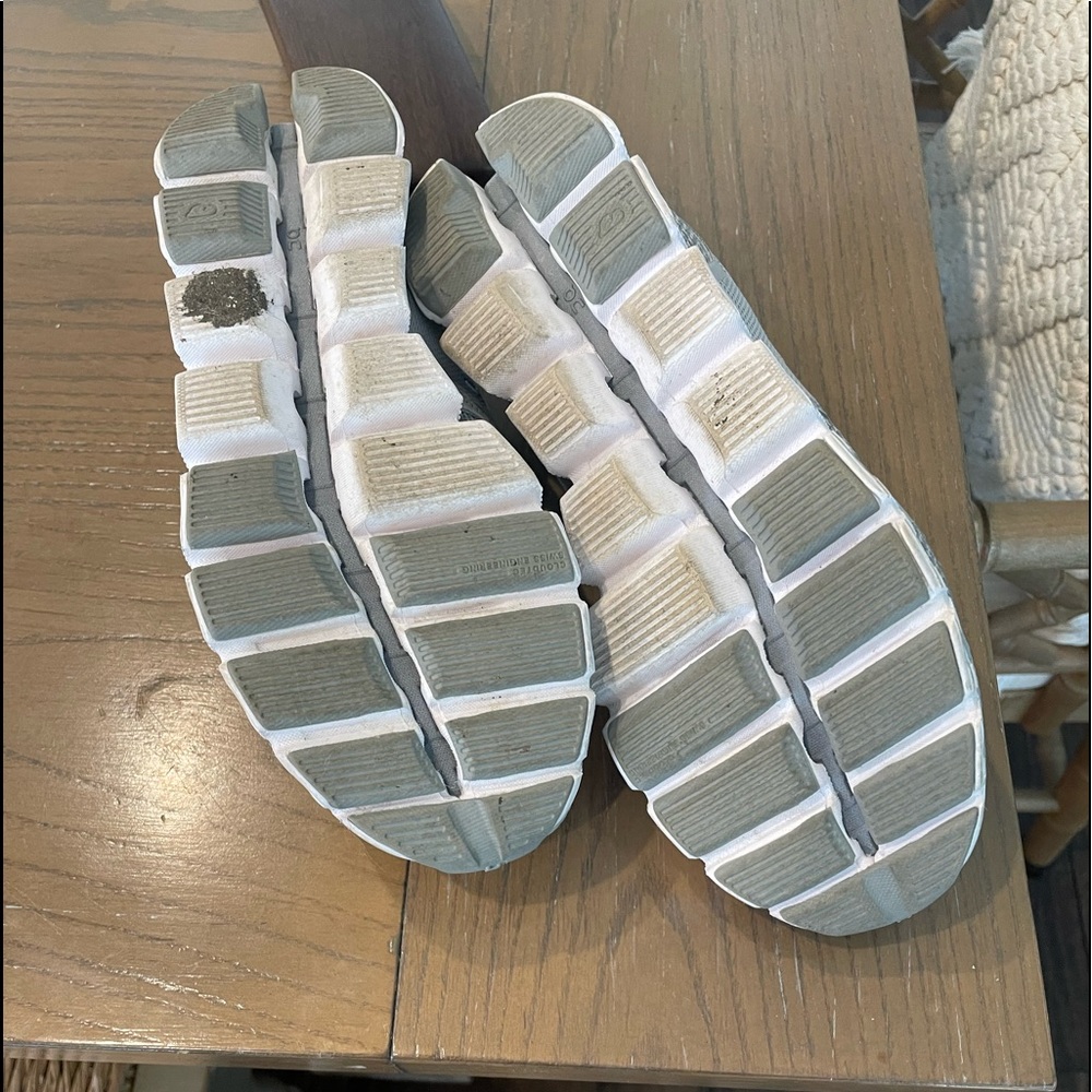 On Cloud barely worn athletic shoes